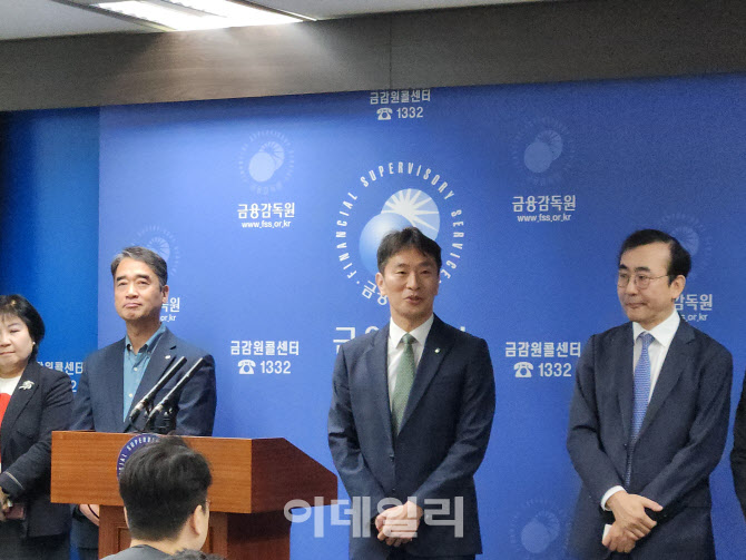 尹과 선 그은 이복현, 임기 완주 의지 보이며 금융안정 ‘고삐’(종합)