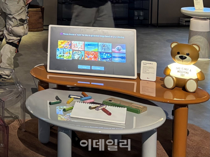 액자·태블릿처럼 걸고 세우고…'LG 스탠바이미2' 공개[CES 2025]