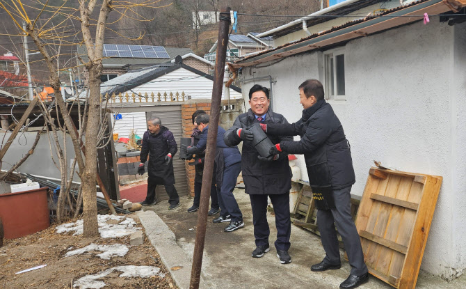 석탄공사, 폐광지역 취약계층에 1500만원 기부금·연탄 전달