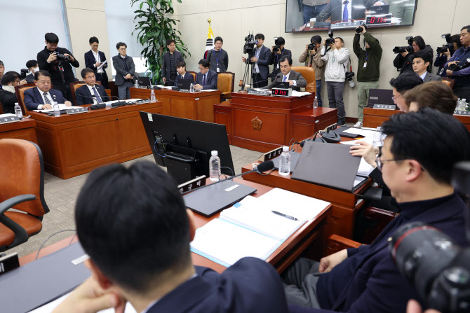 “尹체포 막은 의원 빠져”vs“모욕적”..국조특위 신경전