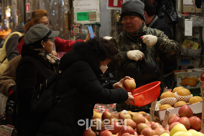 [포토]'치솟는 과일·채소값' 설 앞두고 장보기 주저돼~