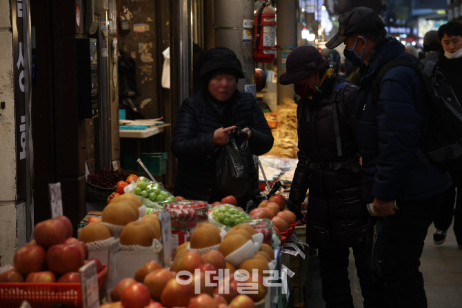 [포토]사과 배 구매하는 소비자