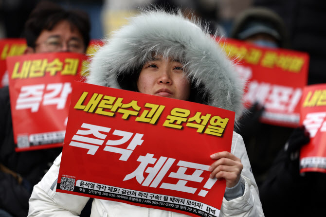 끊이지 않는 尹 관저 앞 ‘탄핵 찬반 시위’…주민 불편 이어져