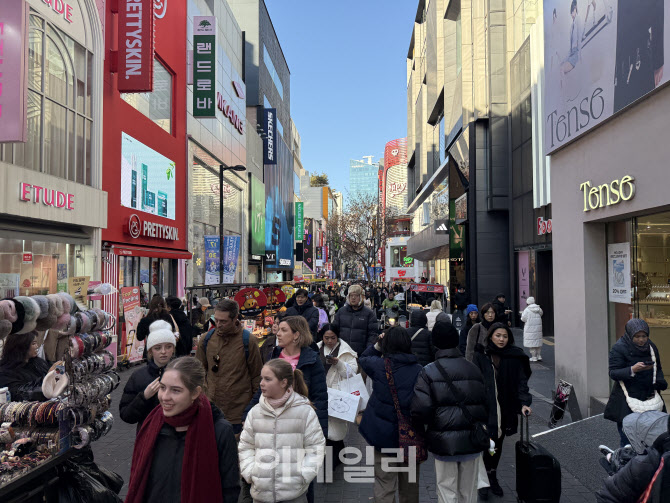 "한국 가면 싸게 살 수 있대"…다시 북적이는 명동 [르포]