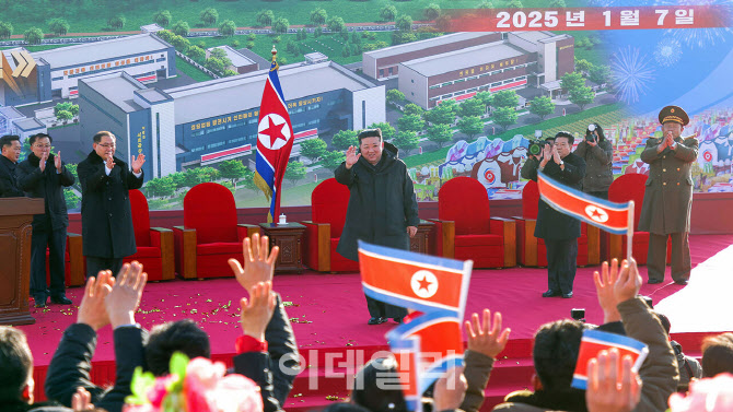 김정은, 지방공장 준공식 찾아…올해도 '지방 발전' 집중