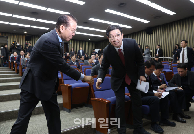 [포토]의원총회, '악수하는 권영세-권성동'