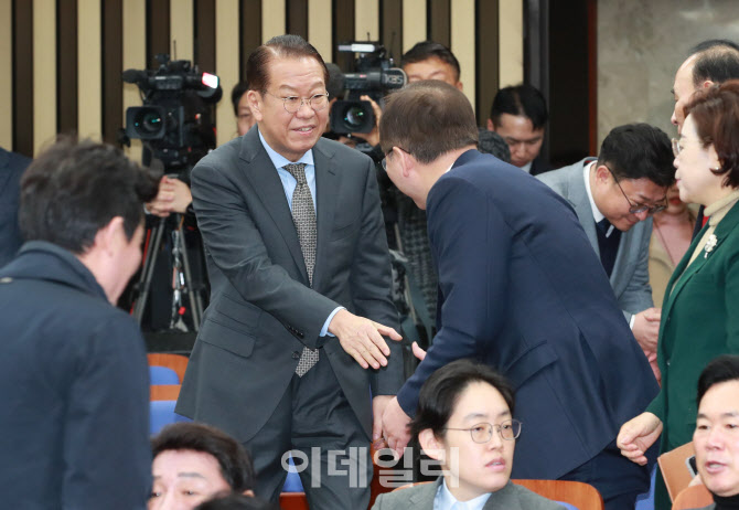 [포토]'의원총회 참석하는 권영세 비대위원장'