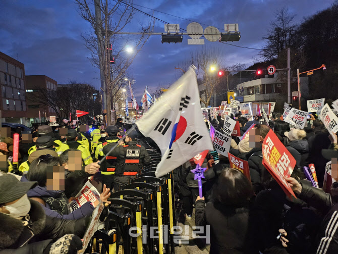 `24시간 농성장`된 한남동…주민 괴롭히는 소음, 그리고 쓰레기