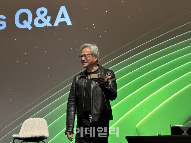 '삼성 HBM3E' 설계 문제 지적한 젠슨황…엔비디아 공급 언제쯤(종합)[CES2025]