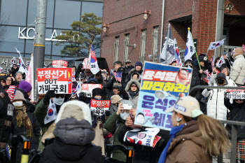 `尹 영장` 재발부, 전운 감도는 한남동…주민 불편도 가중(종합)