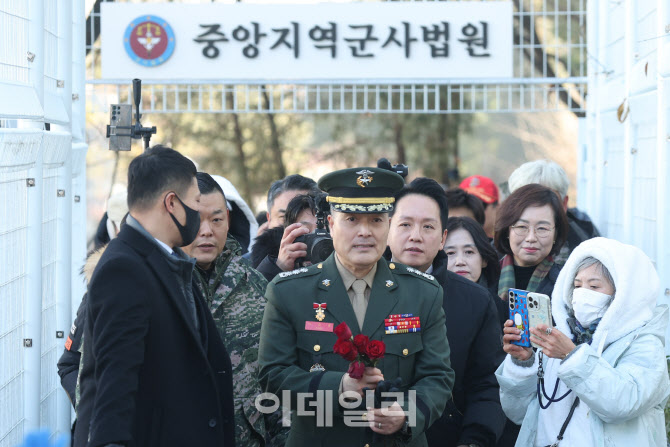 [포토]붉은 장미 든 '무죄' 박정훈 전 수사단장