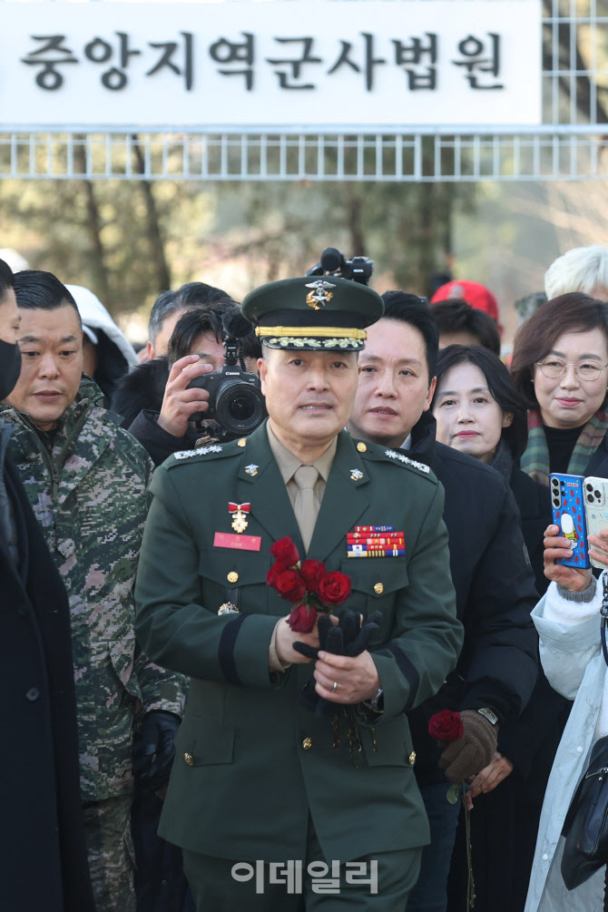 [포토]붉은 장미 든 '무죄' 박정훈 전 해병대 수사단장