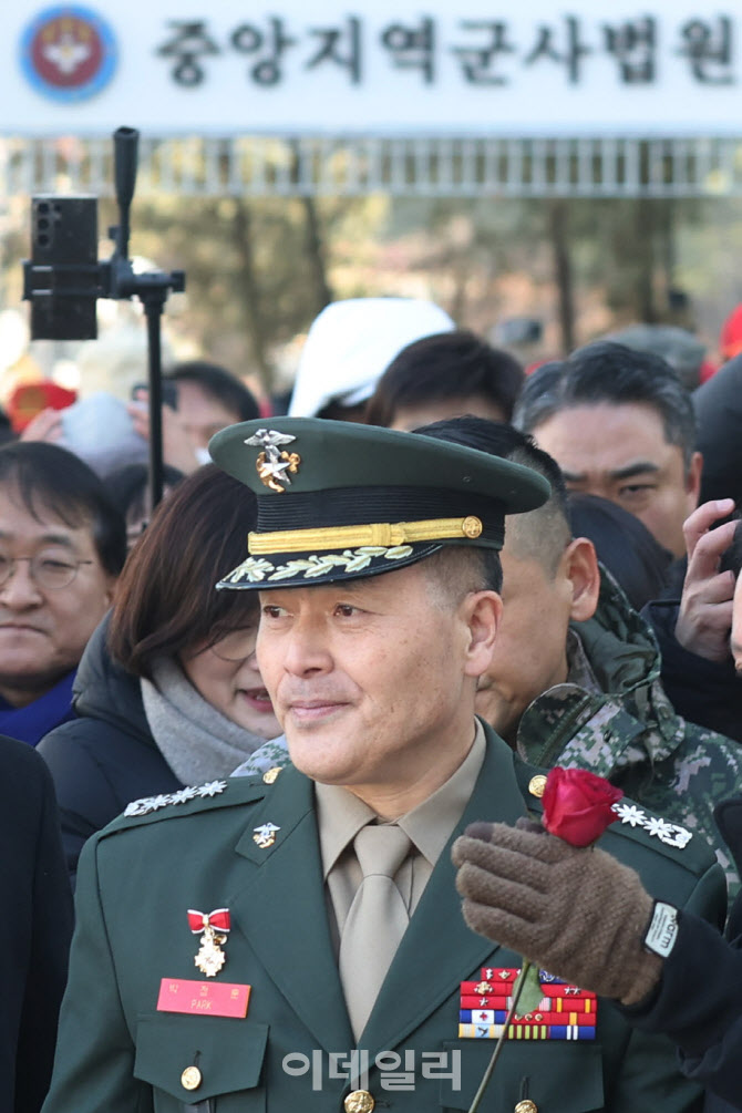 [포토]무죄 받고 군사법원 나서는 박정훈 전 수사단장