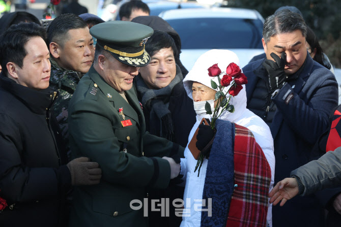 [포토]지지자 축하 받는 박정훈 전 수사단장