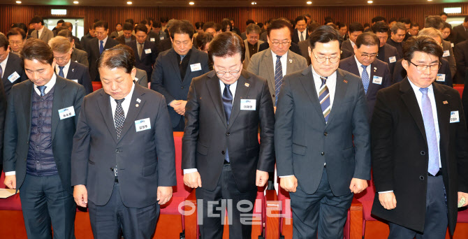 [포토]무안공항 참사 희생자들을 위한 묵념