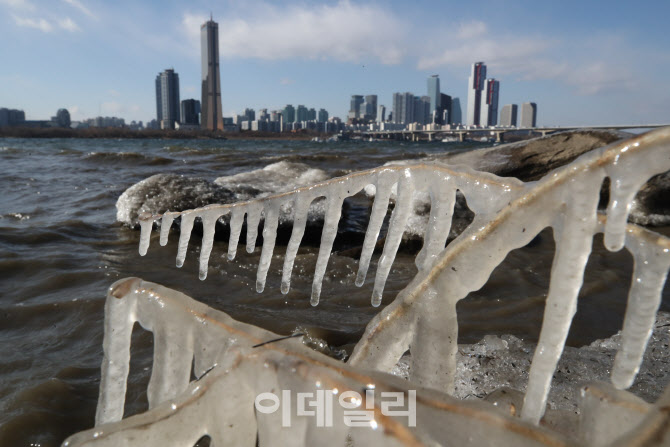 [포토]한파주의보에 꽁꽁 언 여의도