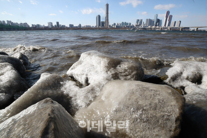 [포토]얼기 시작한 한강