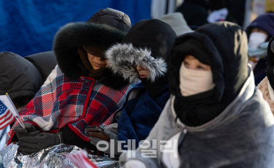 `백골단 부활` vs `천막 농성`…일촉즉발 한남동 집회