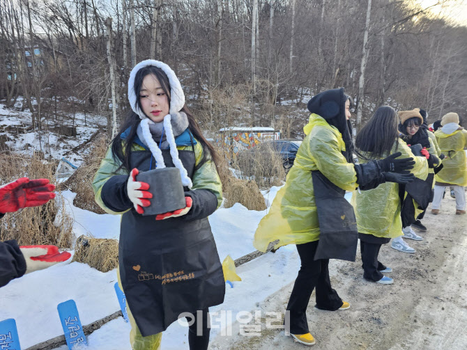 SOOP, 스트리머·임직원과 함께 새해 연탄 나눔 봉사 진행