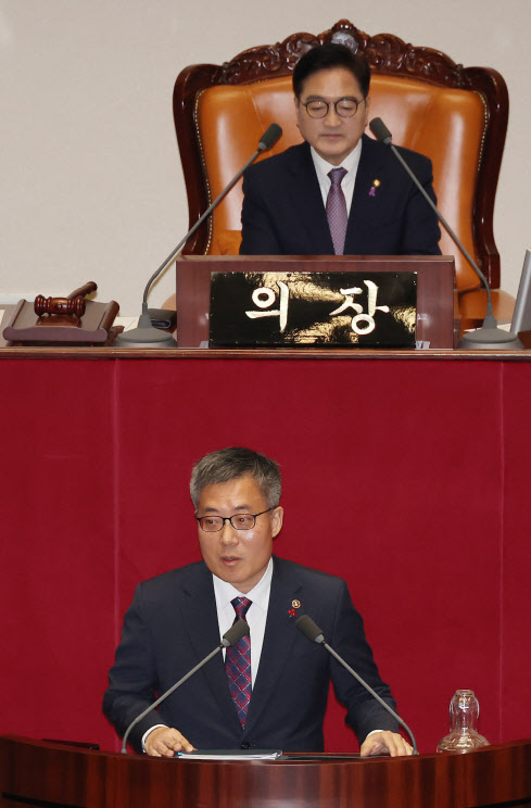 법무부 "尹 체포영장, 집행이 원칙…무리하다 볼수 없어"