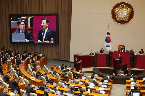 진상 규명한다면서 온종일 치고받은 국회[현장에서]