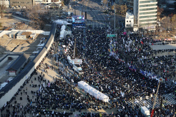 “尹 체포” vs “尹 사수”…이번 주말에도 두 쪽 난 광화문