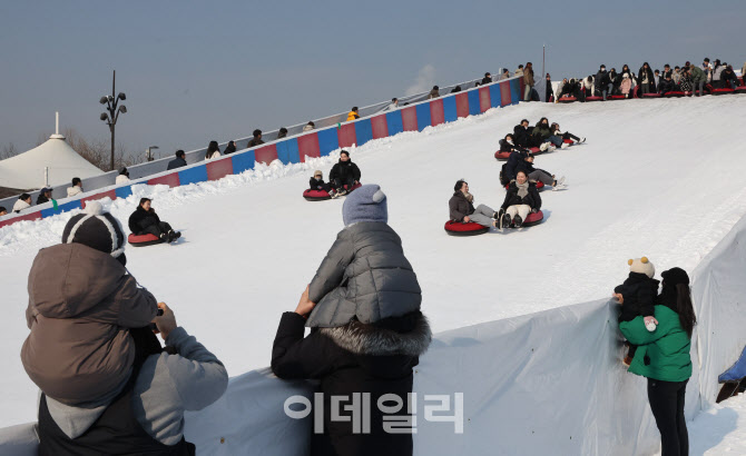 [포토]'눈썰매 즐기는 시민들'