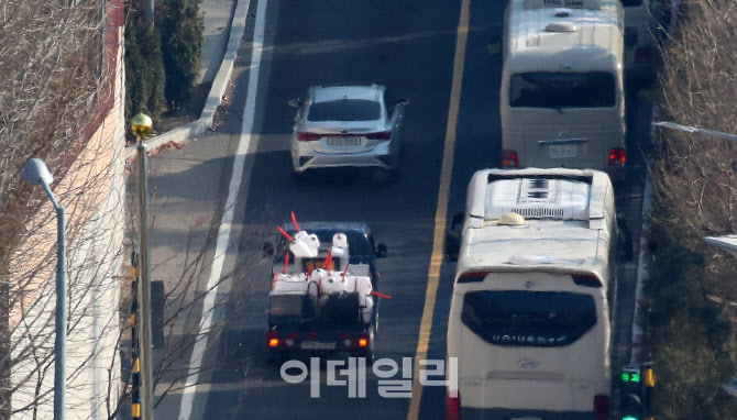 [포토]안내차량 따라 관저로 들어가는 유류 차량