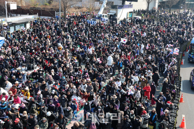 [포토]대통령 관저 앞에 모인 탄핵반대 인파