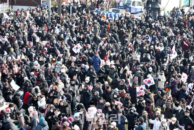 [포토]윤 대통령 관저 앞에 모인 탄핵반대 인파