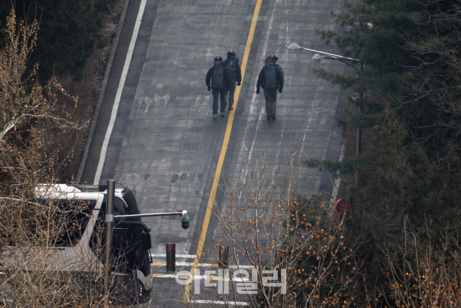 [포토]이동하는 경호처 공격대응팀(CAT) 대원들