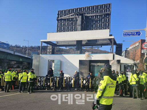 [단독]집회 현장 휘젓는 `불법 개조 車`…감독 기관은 `뒷짐`