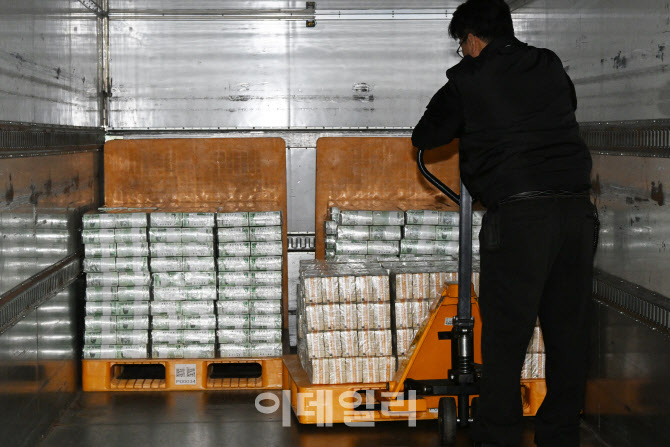 [포토] 이송되는 현금