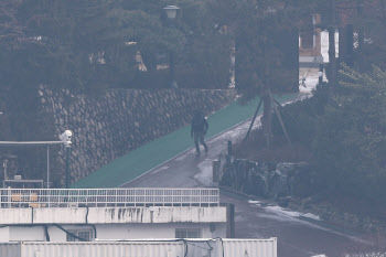 출입 허가 받았다…'尹 체포' 2차 시도, 15일 새벽 유력