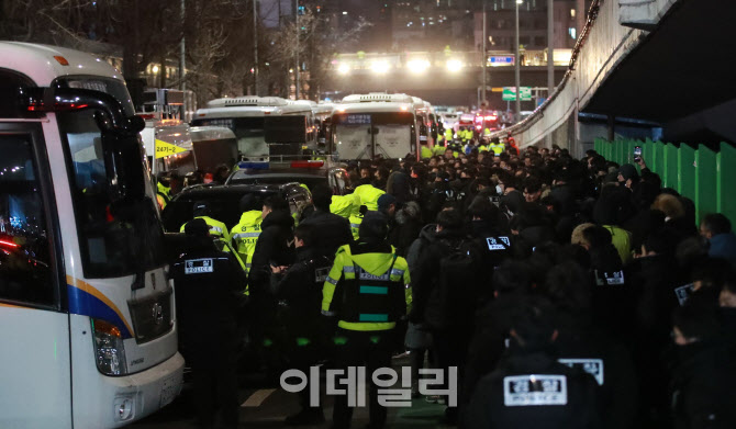 [포토]공수처-경찰, '尹 대통령 2차 체포영장 집행에 나서'