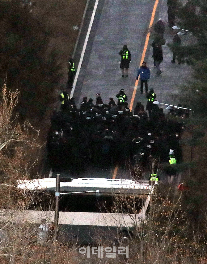 [포토]2차 저지선 넘은 경찰