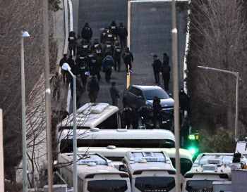 '인간띠' 만들며 尹 체포 저지했던 軍, 이번엔