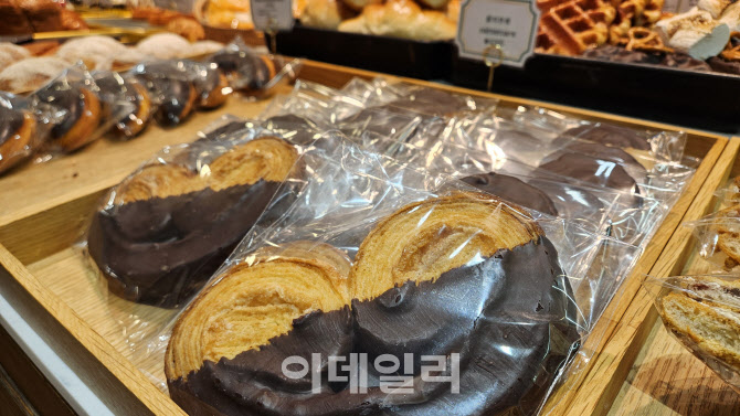 동네 빵집에서 사라지기 시작한 초코빵…왜?