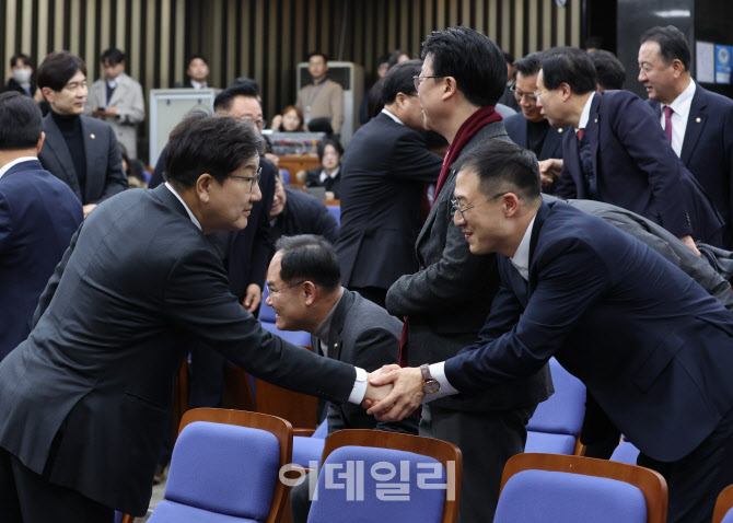 [포토]비상 의원총회, '악수하는 권성동-김상욱'