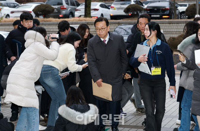 [포토]尹 체포적부심사 불출석, '중앙지법 들어가는 석동현 변호사'