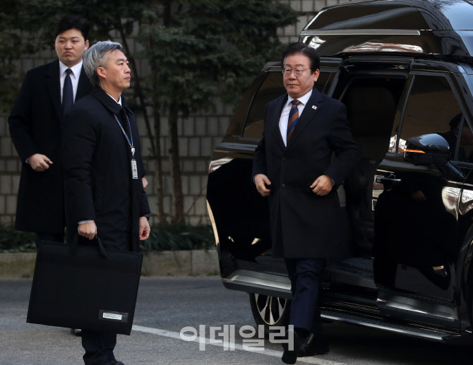 [포토] 대장동 배임·성남FC 뇌물 혐의 공판 출석