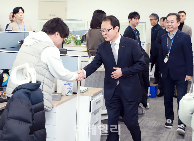 [포토] NH통합IT센터 직원 격려하는 여영현 상호금융 대표