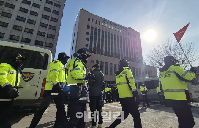 [포토]'내란 수괴 혐의' 윤석열, '영장 심사 출석키로'