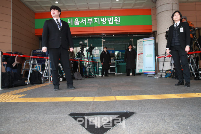 [포토]'내란 수괴 혐의' 윤석열, '구속 심사 출석키로'