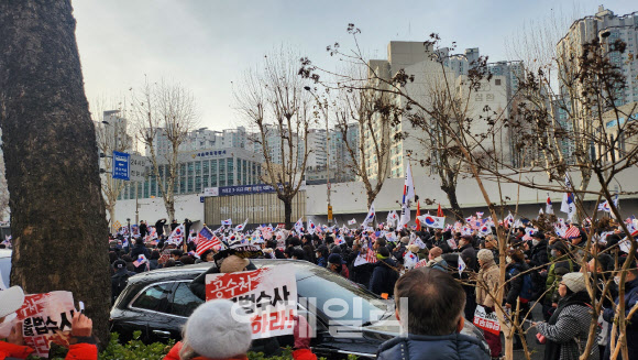 尹 지지층, 서부지법에 총집결…인근 마포대로 전면 통제