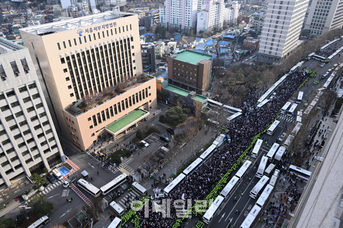 [포토]'서부지법 앞에서 시위하는 尹 지지자들'