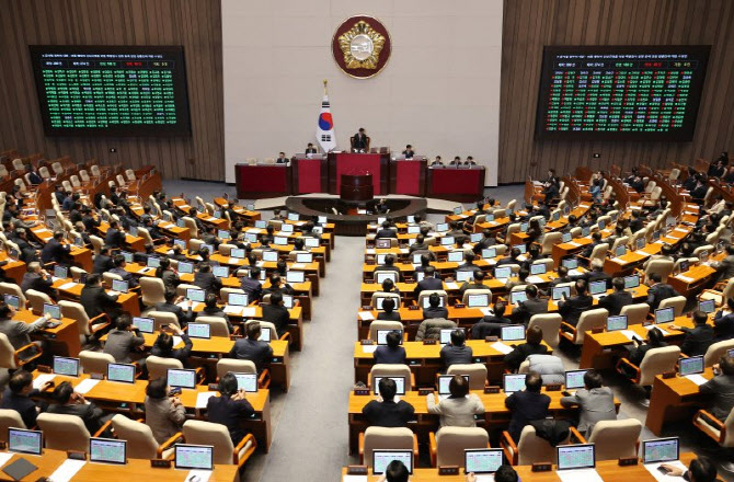 尹 구속영장 심사 출석…국힘 “대통령 구속 필요 없어”