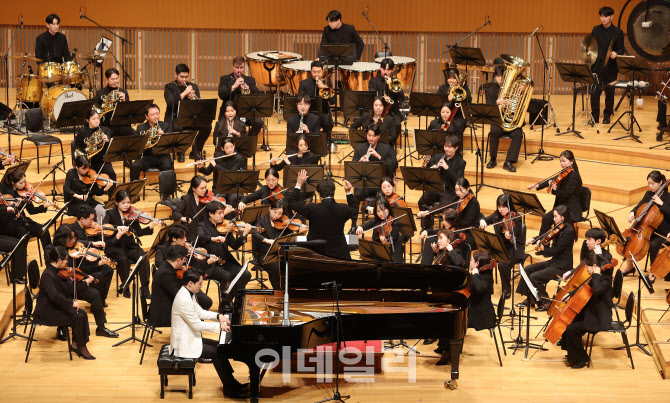 [포토]2025 이데일리 신년 음악회에서 협주하는 피아니스트 서형민-KG필하모닉오케스트라