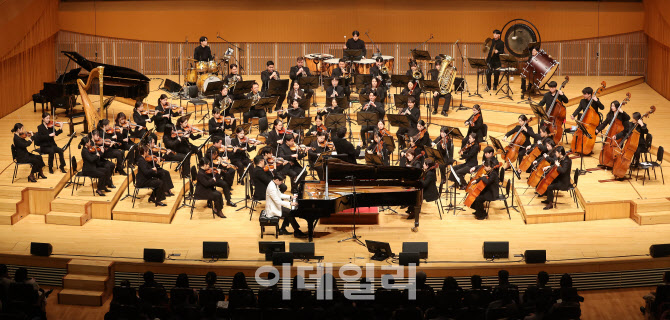 [포토]이데일리 신년 음악회에서 협주하는 피아니스트 서형민-KG필하모닉오케스트라