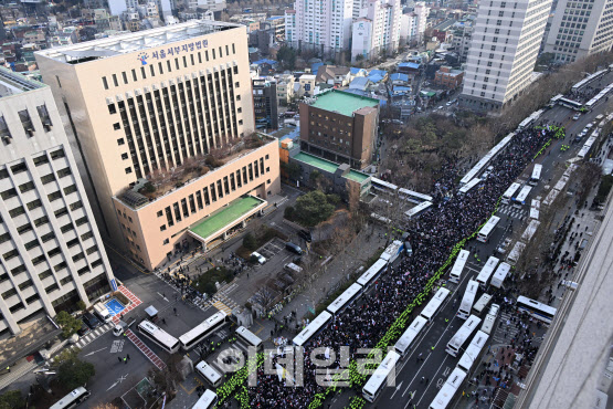 "尹 지키자"…서부지법 둘러싼 지지층, 폭행·월담에 체포(종합)